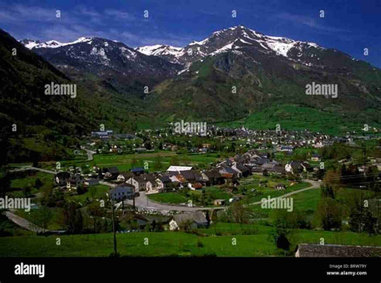 A Picturesque View Of Laruns Village In The Valley Ossau Laruns Village French Holiday In The Valley D Ossau :: Gateway To The Pyrenees Mountains On The Border Of France And Spain (I Illustrated Diaries Of ULlewelyn Pritchard MA 8)