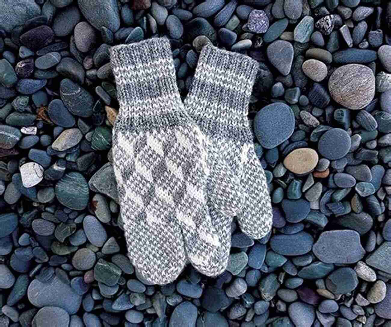 Newfoundland Village Saltwater Mittens From The Island Of Newfoundland: More Than 20 Heritage Designs To Knit