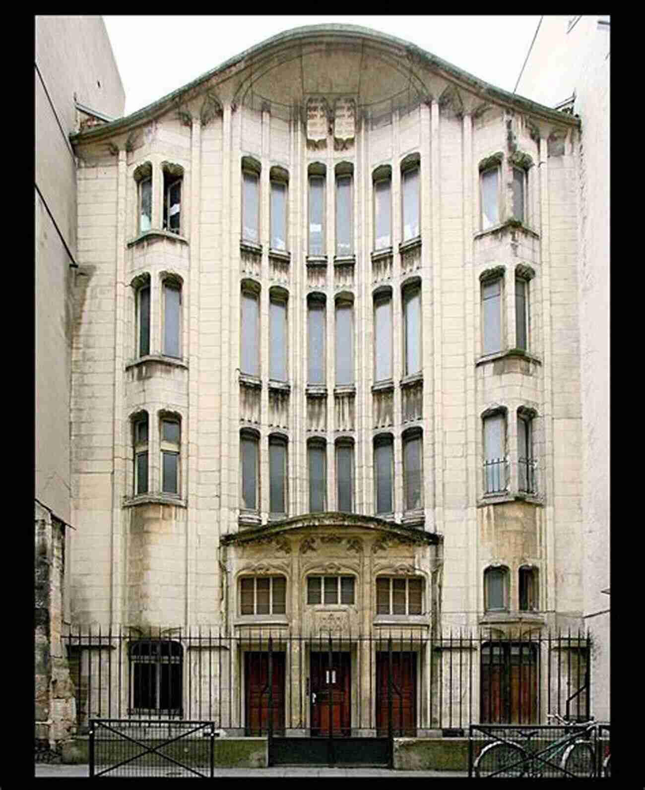 Synagogue De La Rue Pavée A Charming Facade Blending Medieval And Modern Architectural Styles Sacred Paris: A Guide To The Churches Synagogues And The Grand Mosque In The City Of Light